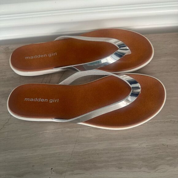 Madden Girl Misty, Silver thong Sandals. - Picture 1 of 6